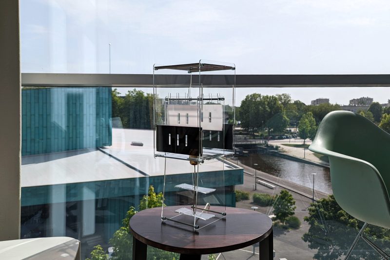 Lampe à poser au design moderne en plexiglass